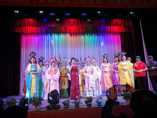 普陽街道慶陽社區(qū)舉辦“慶中秋迎國慶”主題文藝演出